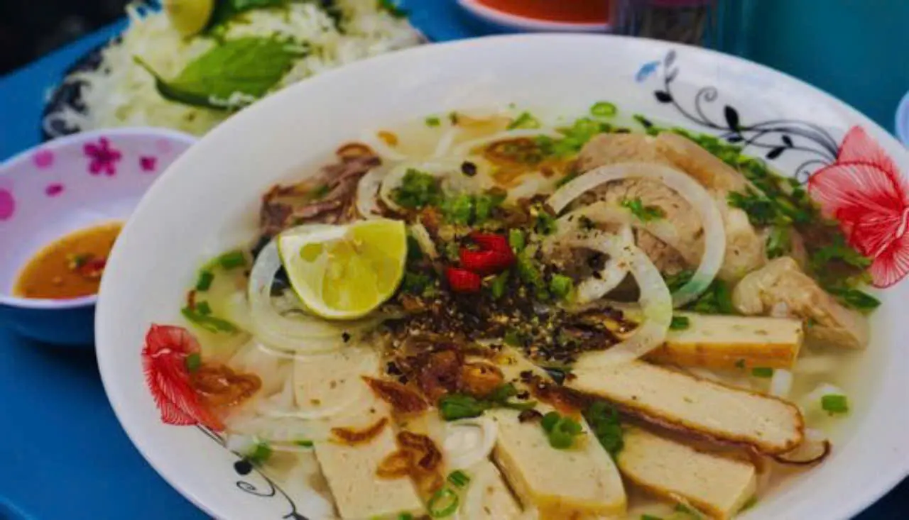 Hình ảnh Bún bò Huế chả 3 miền