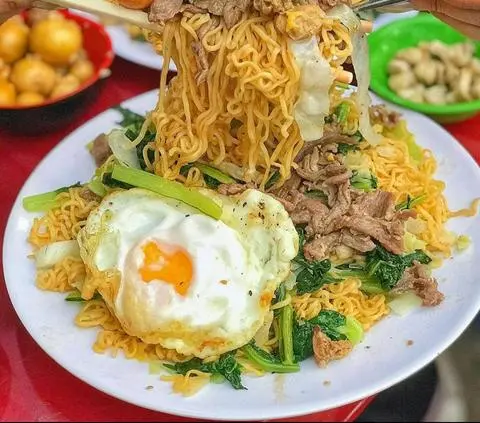 Hình ảnh Mì Xào Sốt Gia Truyền + Bò Xào + Trứng