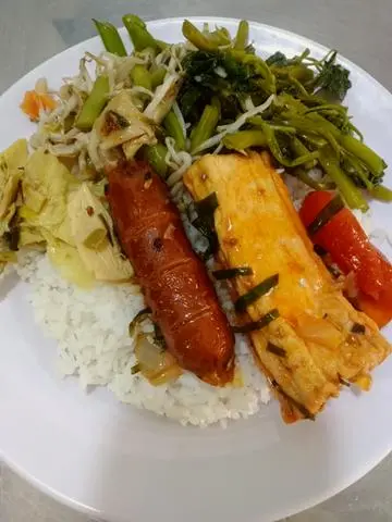 Hình ảnh cơm. đậu hũ sốt cà chua. xúc xích. 3 món xào 