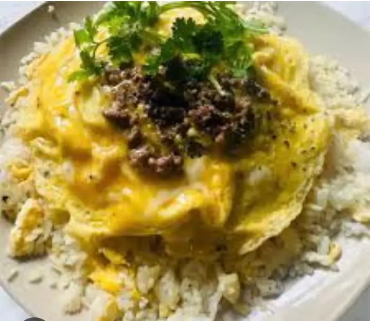 Hình ảnh Cơm chiên trứng phủ bò 