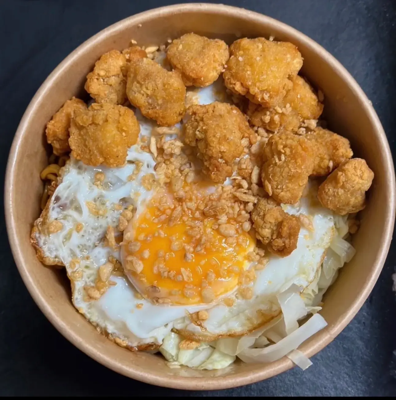 Hình ảnh mì trộn gà popcorn +trứng ốp la