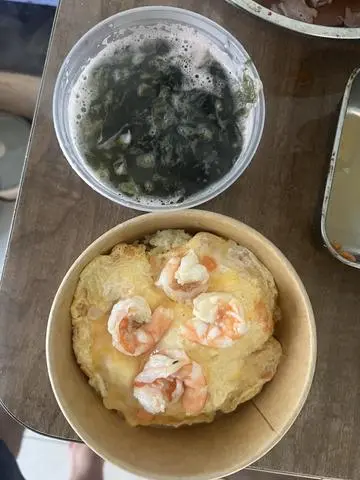Hình ảnh cơm Tôm phủ trứng +canh rong biển bò