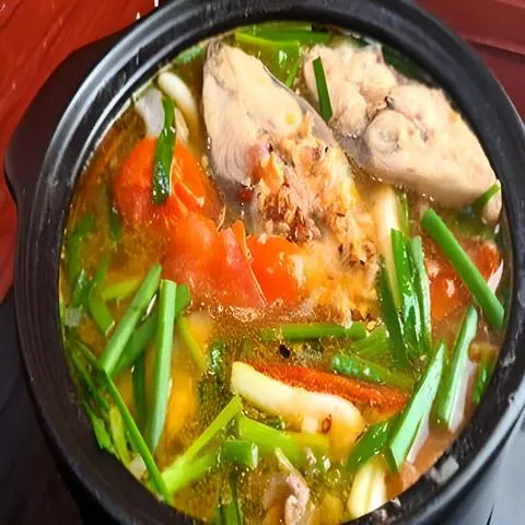 Hình ảnh Lẩu cá chim nguyên con  nấu thái