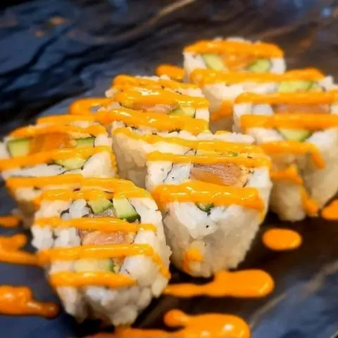 Hình ảnh Roll Spicy Salmon (Cuộn Cá Hồi Sốt Cay)