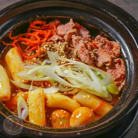 Hình ảnh Tokbokki (Bánh Gạo) Bò Seoul