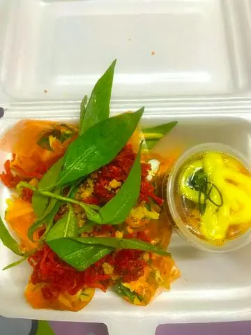 Hình ảnh Bánh tráng cuốn chấm sốt me - khô bò đỏ