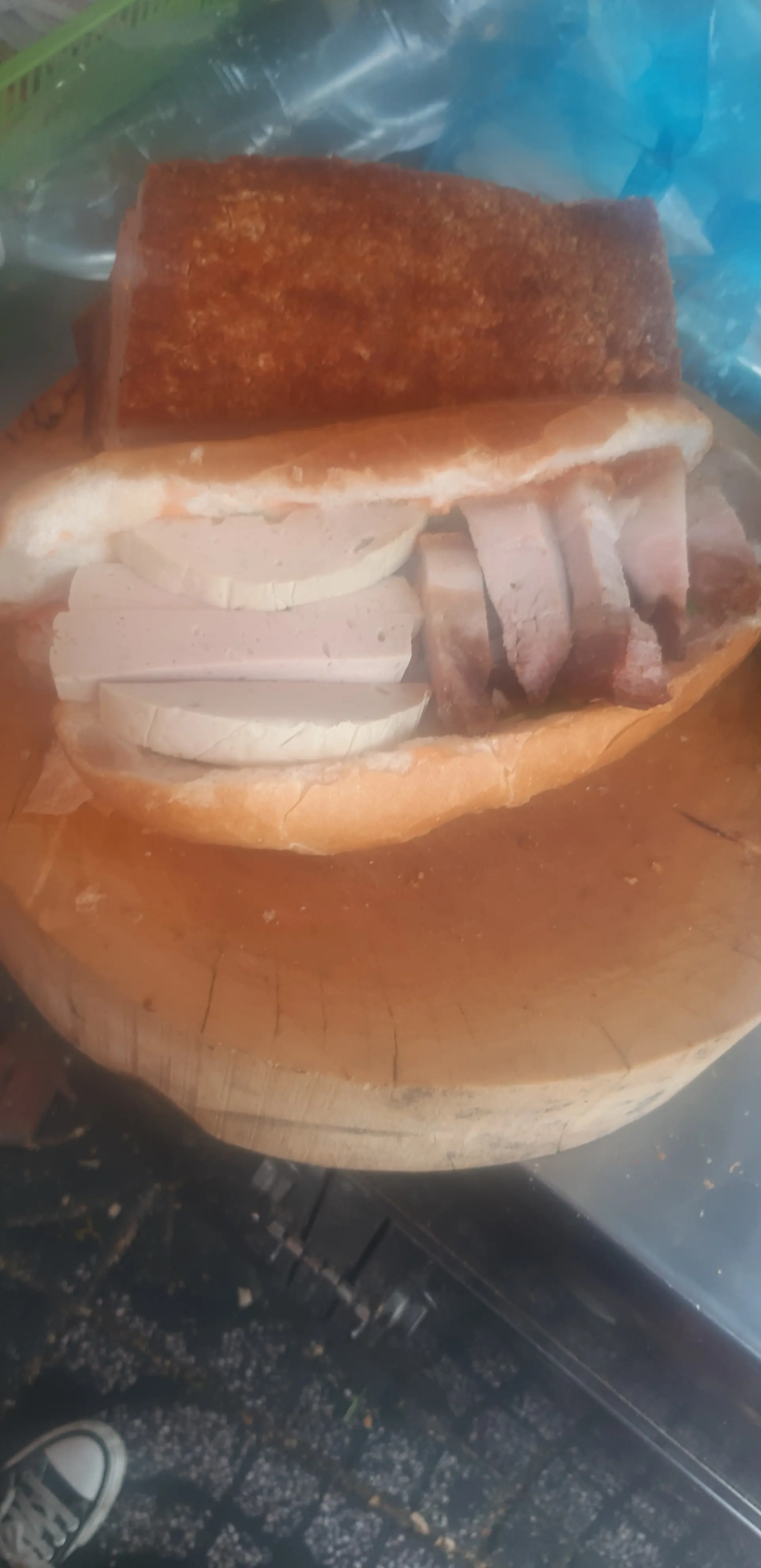 Hình ảnh Bánh mì heo quay chả lụa