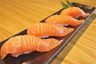 Hình ảnh Sushi Bụng Cá Hồi 4 Viên
