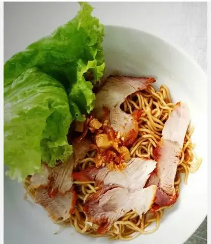Hình ảnh Mì Trộn ( Trứng + Xúc Xích + Xá Xíu) 