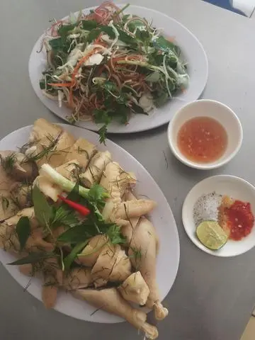 Hình ảnh Gà chặt lá chanh 1/2 con - gỏi - cháo