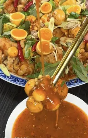 Hình ảnh Chân Gà Sốt Thái Mix Trứng Non size S