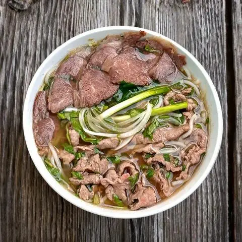 Hình ảnh Bún bò tái - bắp