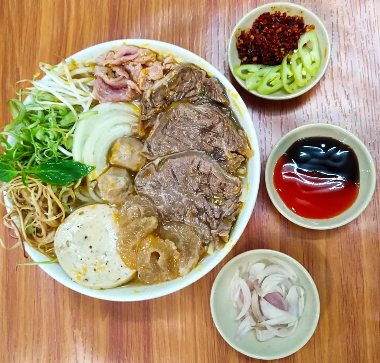 Hình ảnh Bún Bò Tái Nạm + Gân,Bò Viên,Chả
