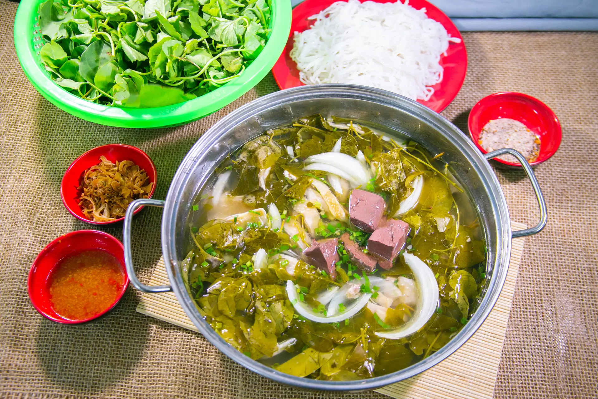 Hình ảnh Lẩu Gà lá É - phần lớn