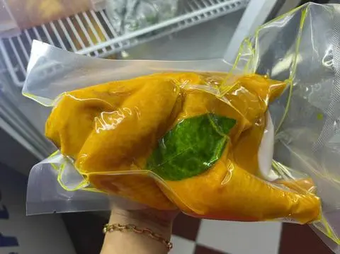Hình ảnh 1 con gà ủ muối không đầu - không chặt
