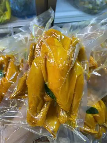 Hình ảnh Gà ủ muối nguyên con có đầu - chân