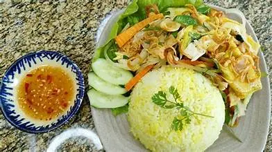 Hình ảnh Cơm  gà xé Lớn kèm gỏi