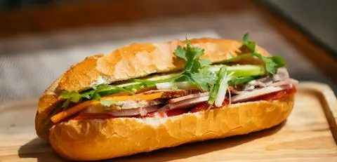 Hình ảnh Bánh Mì Thịt Chả Lớn