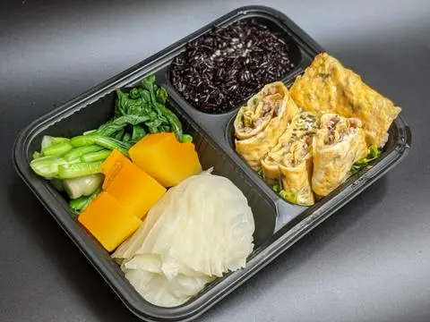 Hình ảnh Trứng cuộn Cá Ngừ + cơm gạo lứt + rau củ mix