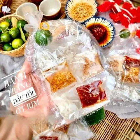 Hình ảnh Bánh tráng dầu tỏi ớt rim