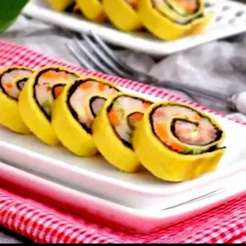 Hình ảnh Cuộn trứng cuộn phủ ngoài rong biển