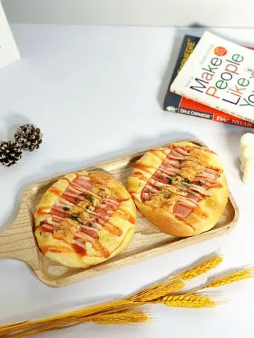 Hình ảnh Bánh mì xúc xích chà bông