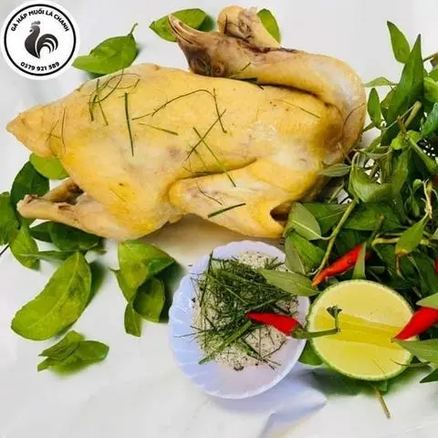 Hình ảnh Gà Hấp Muối Nguyên Con( kèm rau dưa, muối chấm, bao tay)