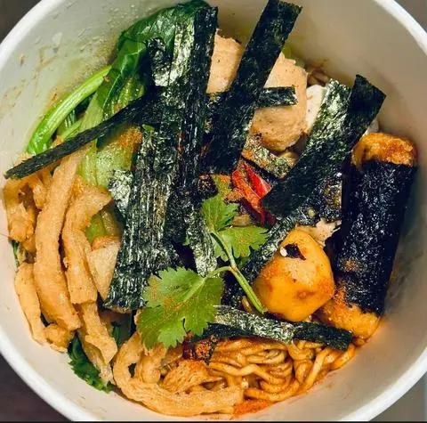 Hình ảnh Vegan seaweed mixed noodles - mì trộn rong biển thuần chay