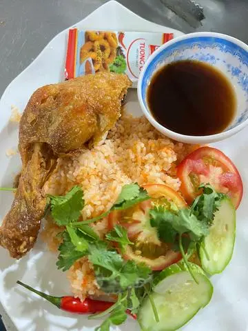 Hình ảnh Cơm gà xối mỡ đùi