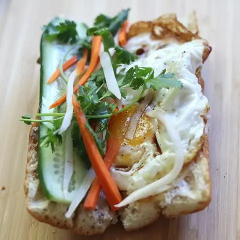 Hình ảnh Bánh mì baguette dài trứng ỐpLa Ú Ù U