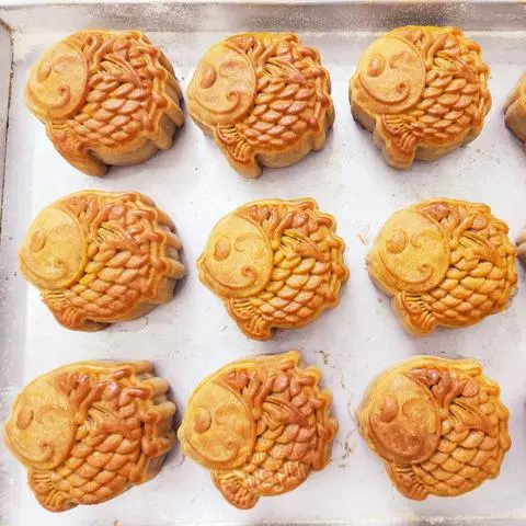 Hình ảnh Bánh Trung Thu thập cẩm gà quay kim đỉnh size 150g 1 trứng