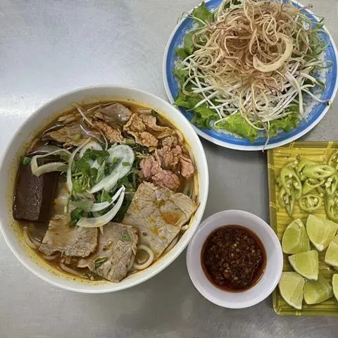 Hình ảnh Bún bò tái - nạm