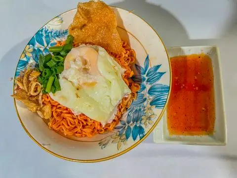 Hình ảnh Mì trộn trứng lòng đào
