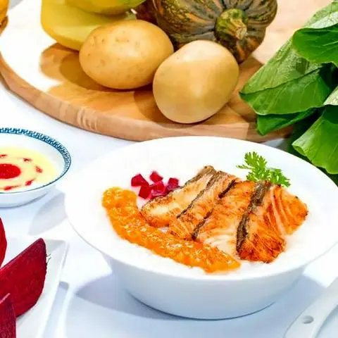 Hình ảnh Cháo cá hồi sốt gấc