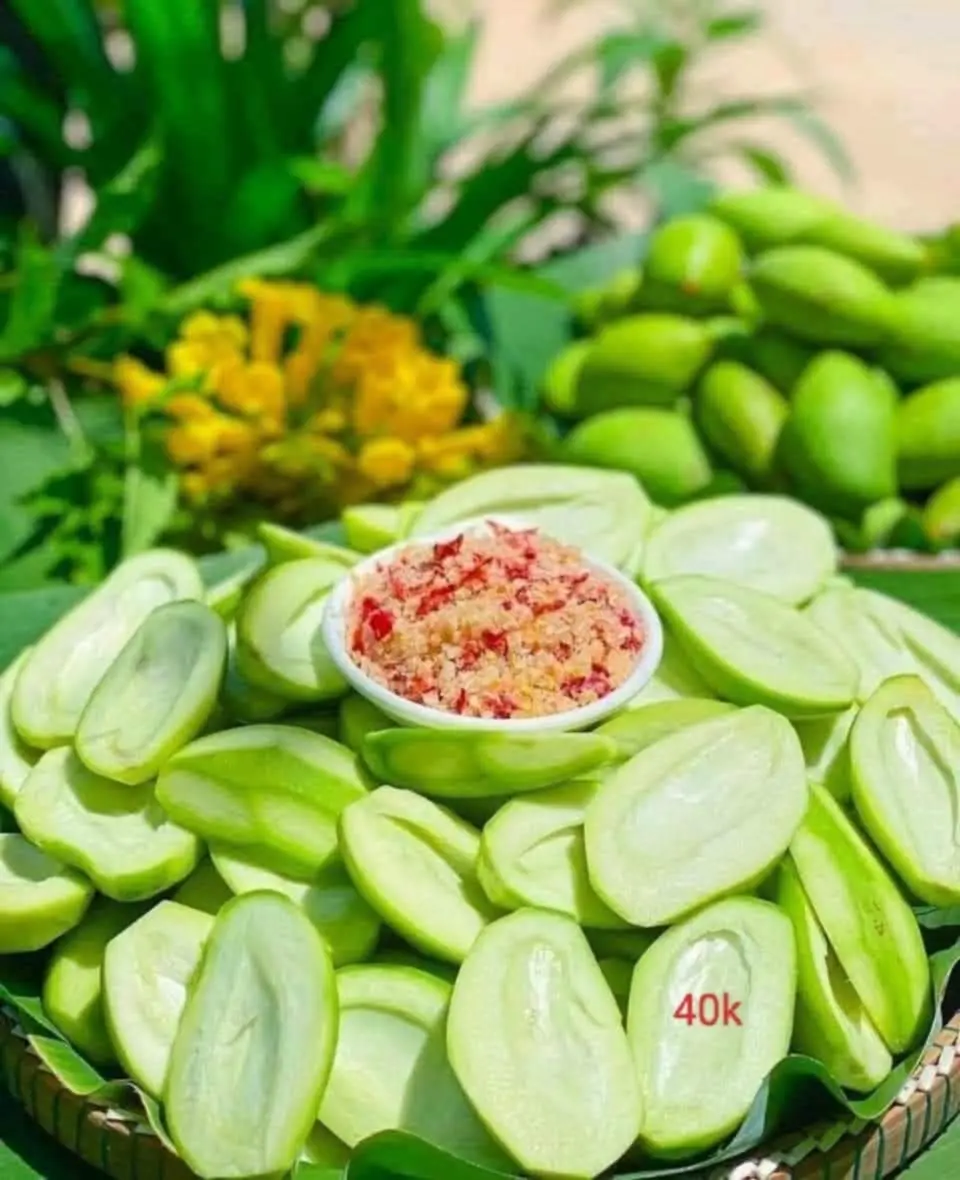 Hình ảnh Xoài non 300g kèm muối tôm