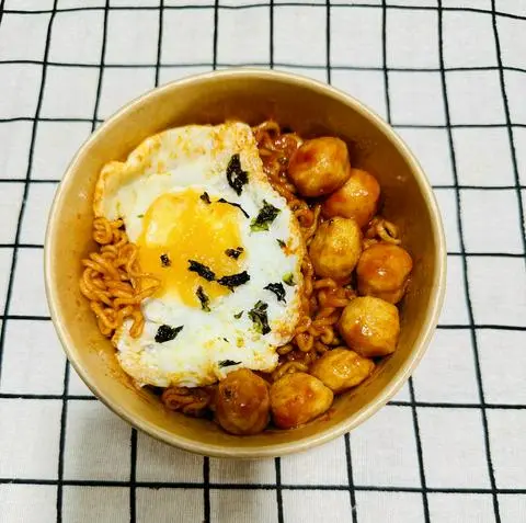 Hình ảnh Mì trộn sốt cay cá viên - trứng chiên
