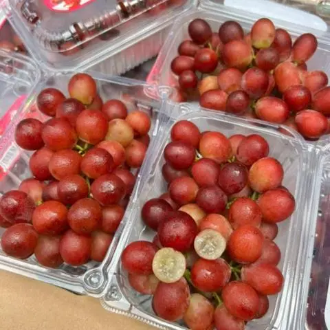 Hình ảnh Nho Kẹo Đỏ Ngọt Thơm mùi Vải _1 hộp 500gr 