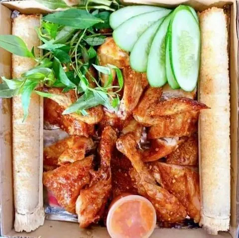 Hình ảnh 1 con gà nướng+ 2 cây cơm lam 