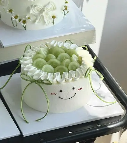 Hình ảnh Bánh kem 12cm nho xanh