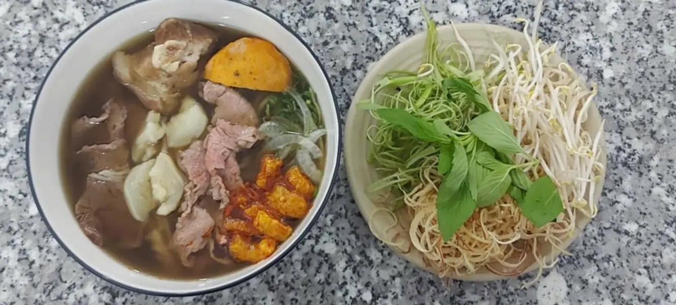 Hình ảnh Bún bò Huế đặc biệt ( kèm dụng cụ ăn uống ) 