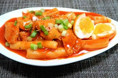 Hình ảnh tobokki sốt cay trứng lòng đào 