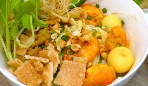 Hình ảnh Mì quảng sườn - chả tôm