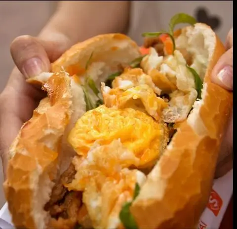 Hình ảnh Bánh mì chả cá trứng ốp la