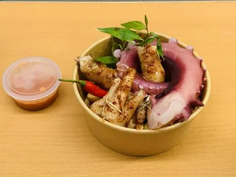 Hình ảnh Chân gà sốt thái rút xương mix râu bạch tuộc( size L )