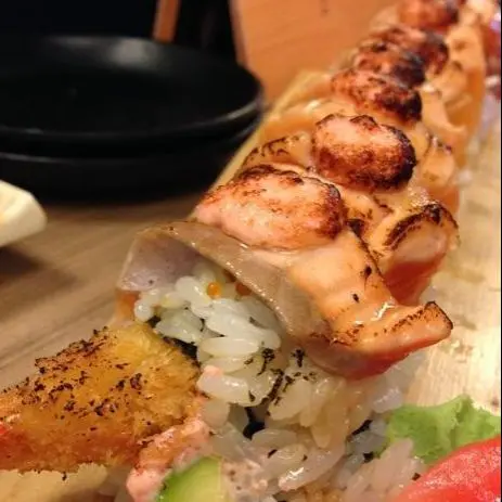 Hình ảnh Roll Dragon (Cuộn Cá Hồi Nướng Tái với Tôm Chiên,Bơ)