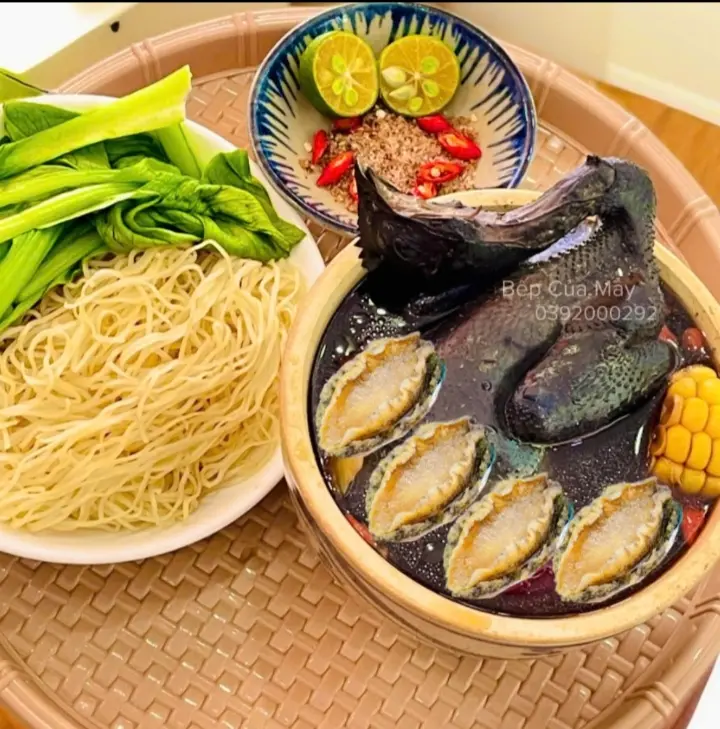 Hình ảnh Đặc Biệt Gà - Tiềm 4 Bào Ngư (tặng rau mì )