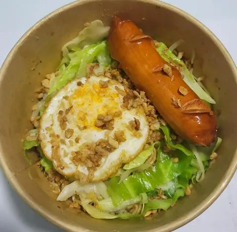 Hình ảnh Mì trộn xúc xích - trứng