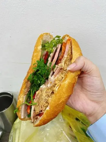Hình ảnh bánh mì thịt chả + trứng ốp la