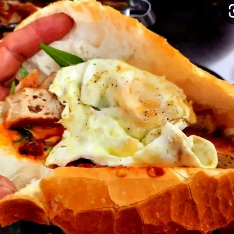 Hình ảnh Bánh Mì Chả Cá Ốp La Mắm Kẹo
