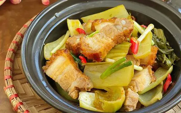 Hình ảnh Cơm heo quay kho cải chua 